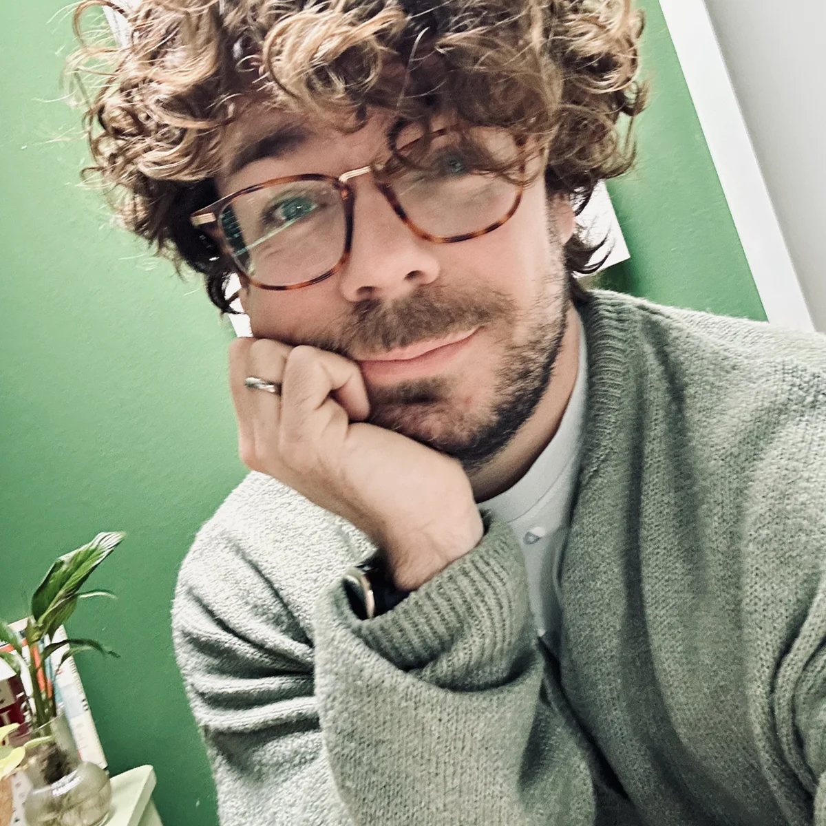 Boris Jakob, Grafiker aus Rimbach, arbeitet am Schreibtisch