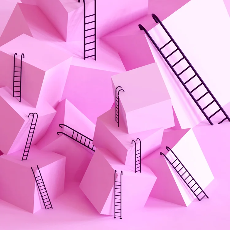 Abstrakte rosa Würfel mit aufgestellten Leitern als Metapher für Struktur und Orientierung im Webdesign