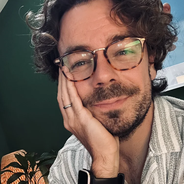Porträt von Boris Jakob in ruhiger, natürlicher Atmosphäre am Schreibtisch; authentischer Moment als visuelle Ergänzung zum Blogartikel über Echtheit im B2B-Marketing.