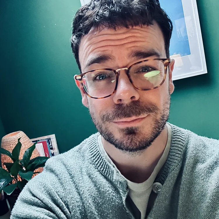 Portrait von Boris Jakob, aufgenommen als authentisches Selfie, ruhiger Hintergrund, klarer Blick in die Kamera. Passend zum Beitrag über persönliche Weiterentwicklung im Webdesign.