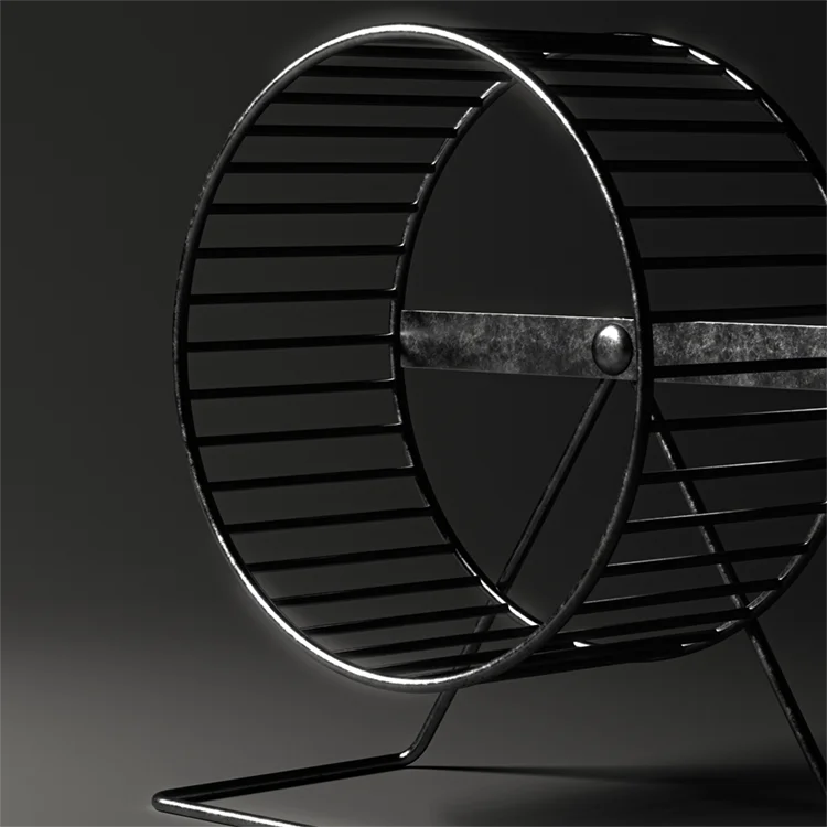 Ein leeres, dunkles Laufrad aus Metall steht isoliert in einem grauen Raum. Das Licht fällt gezielt auf die runde Form und betont die monotone Struktur der Streben; ein Sinnbild für Gleichförmigkeit, Stillstand und den Verlust von Individualität in einer endlosen Wiederholung.