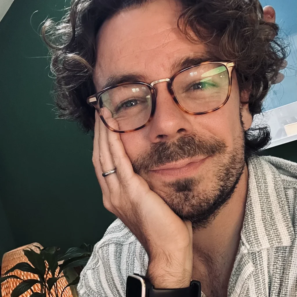 Boris Jakob, Inhaber von IMPITAS – Experte für Grafikdesign, Webdesign und Fremdsprachen-Satz für ehrliche visuelle Kommunikation.