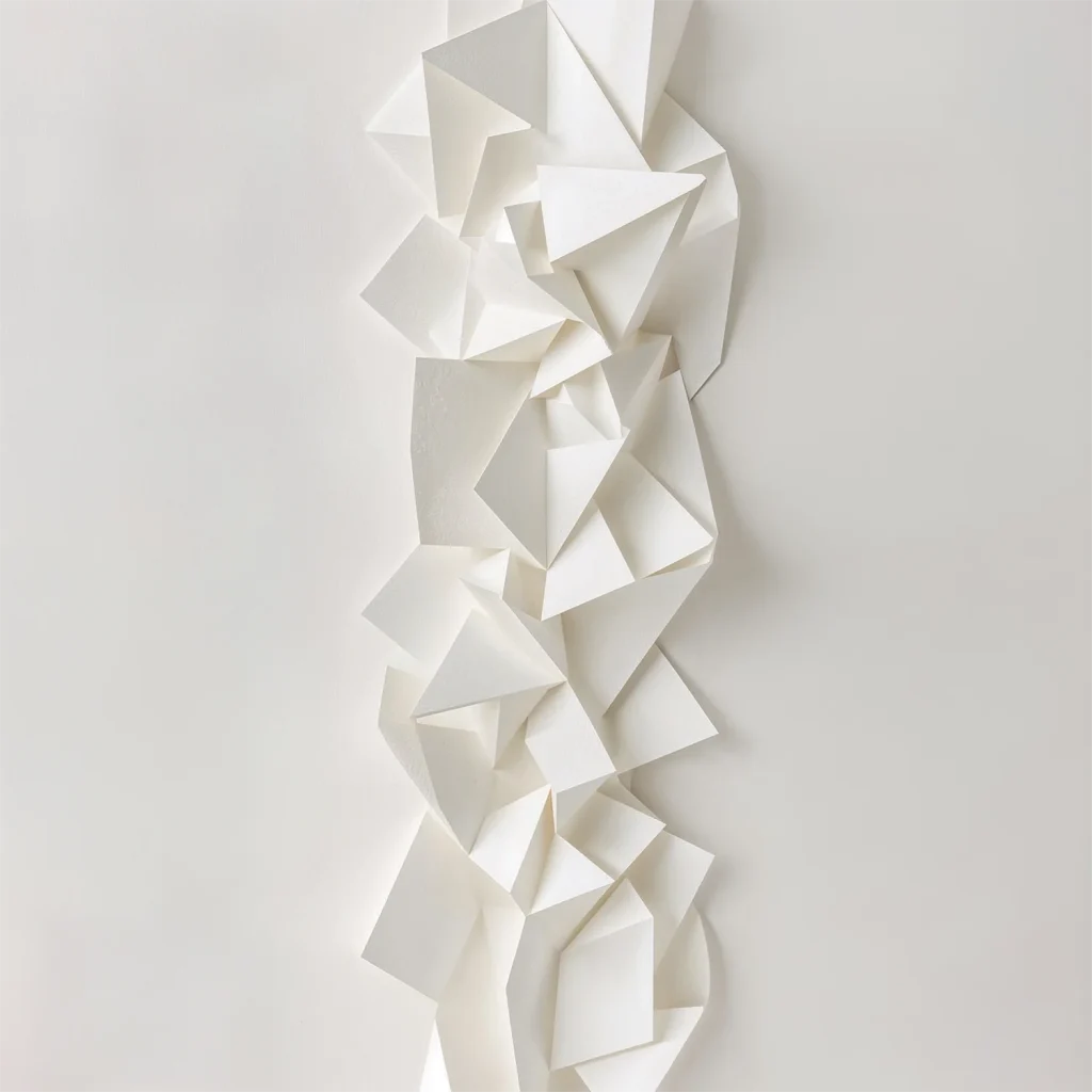 Abstrakte, hell beleuchtete Skulptur aus gefalteten Papierstrukturen vor weißem Hintergrund; Sinnbild für haptisches Branding, strategisches Design und die Präzision in der Druckvorstufe bei Impitas.