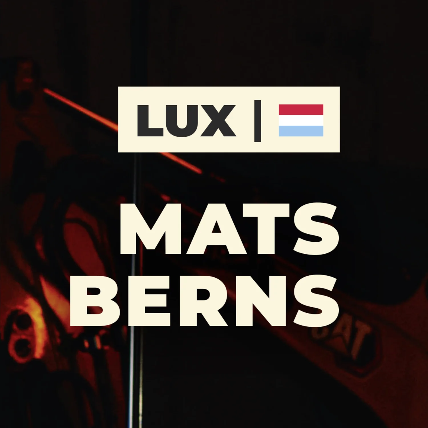 Detailausschnitt einer Autogrammkarte von Storck MRW Bau: das Länder-Badge mit Kürzel LUX und luxemburgischer Flagge über dem Namen Mats Berns, helle Schrift auf dunklem Grund.