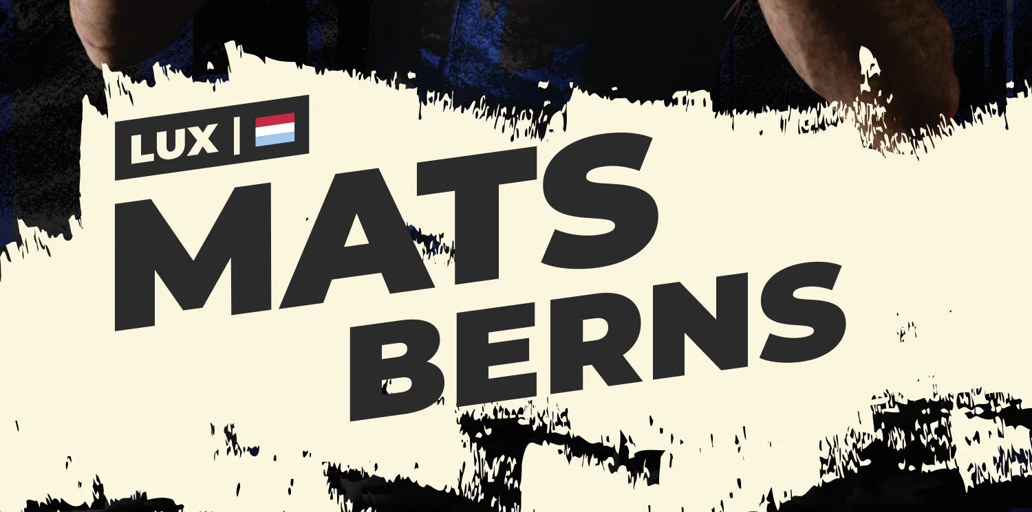 Detailausschnitt einer Autogrammkarte von Storck MRW Bau: der Name Mats Berns in kräftiger Versalschrift auf dem gerissenen Creme-Band, mit Flaggen-Badge LUX.