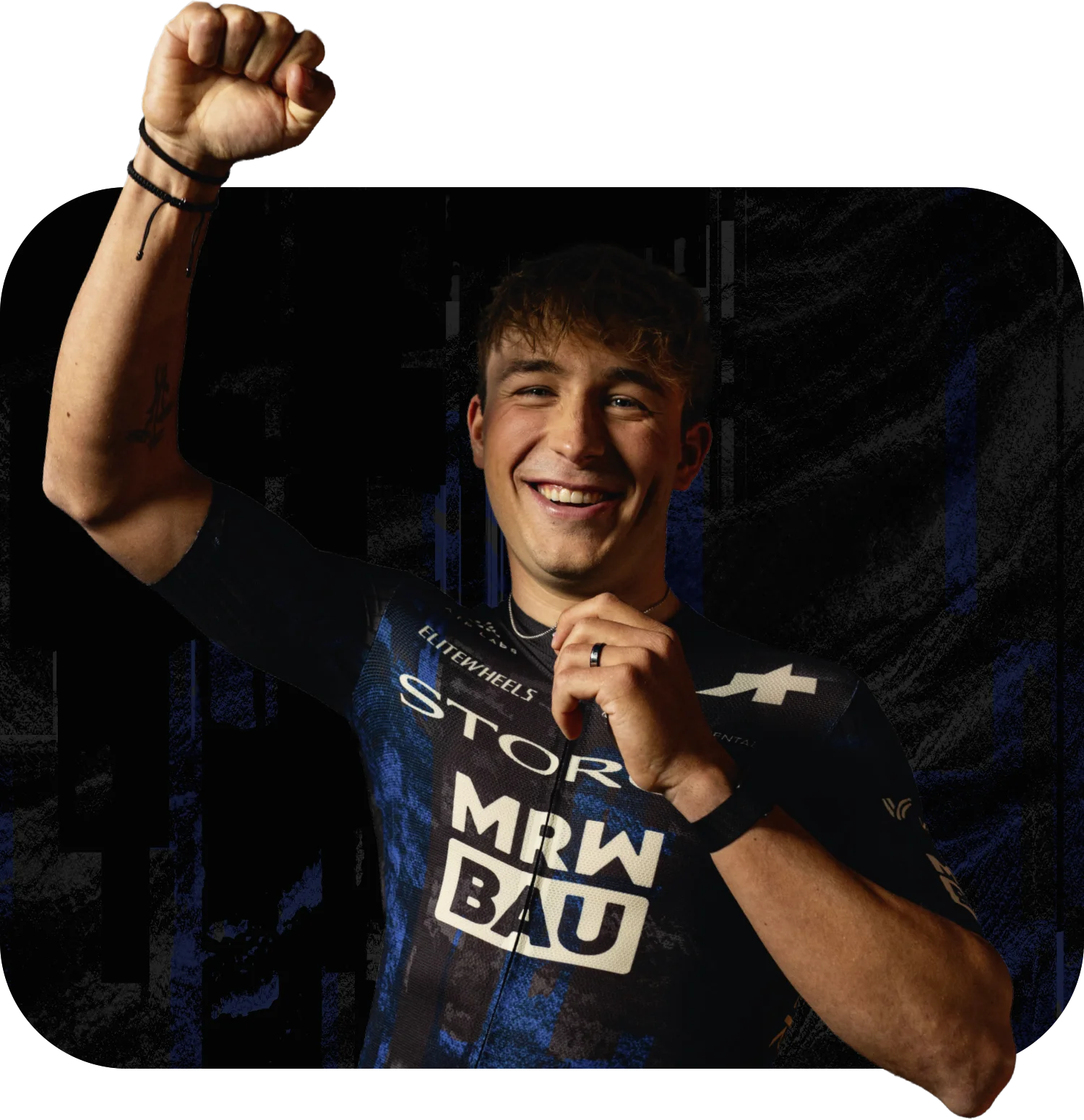 Freigestellter Radprofi Robin Kull im Trikot des Teams Storck MRW Bau, lachend mit erhobener Faust, als dynamisches Motiv der Autogrammkarten-Serie.