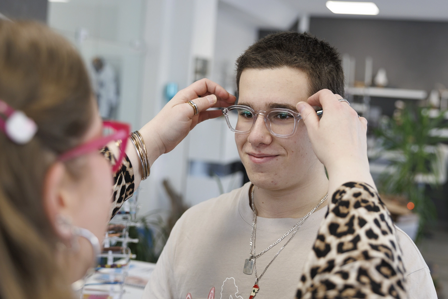 Brillenanpassung für einen Jugendlichen im Optikstudio Kramer Weinheim – persönliche Beratung mit viel Geduld