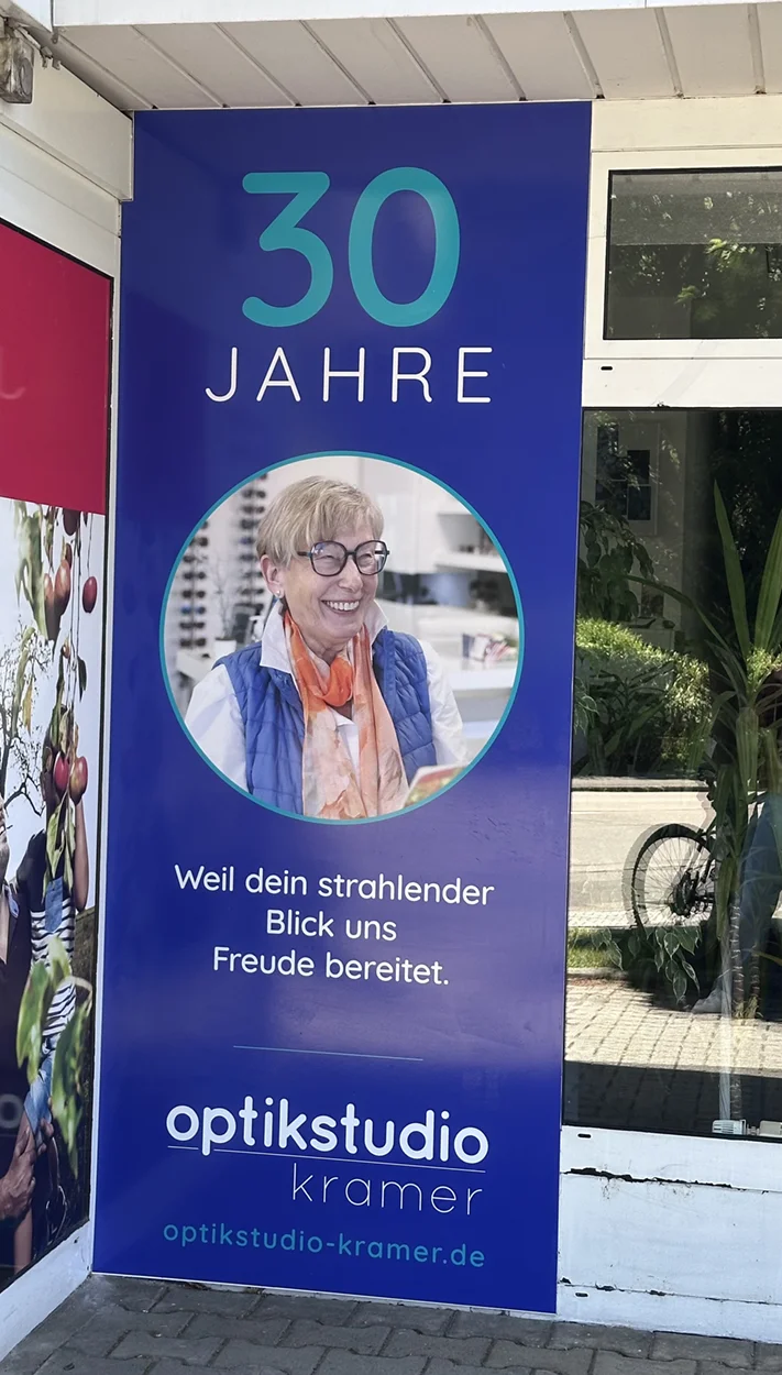 Schaufensterbeklebung zum 30-jährigen Jubiläum des Optikstudio Kramer in Weinheim mit dem Slogan „Weil dein strahlender Blick uns Freude bereitet."